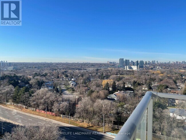 Photo du bâtiment - 36 Forest Manor Rd