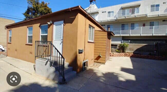 Building Photo - 704 5th St