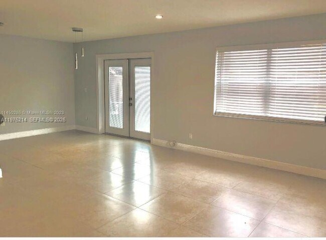 Building Photo - 43 NE 12th Ave