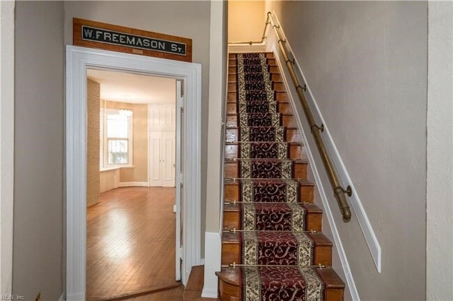 Building Photo - Charming First-Floor Duplex in Historic Fr...