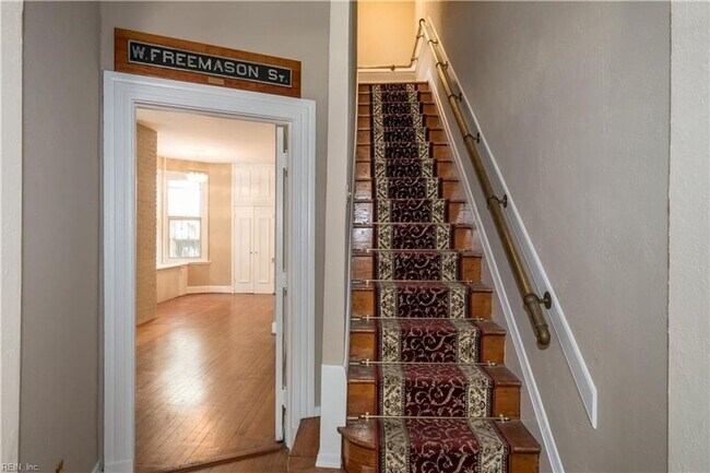 Foto del edificio - Charming First-Floor Duplex in Historic Fr...