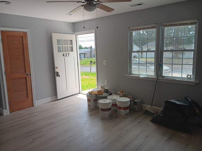 Building Photo - 427 Holly Dr