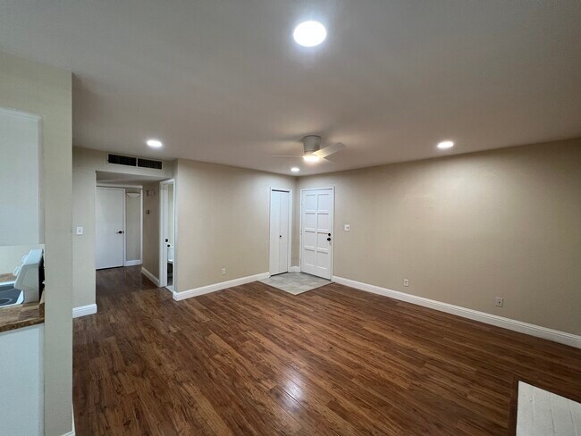 Building Photo - 3701 Colonial Dr