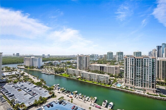Building Photo - 100 Bayview Dr