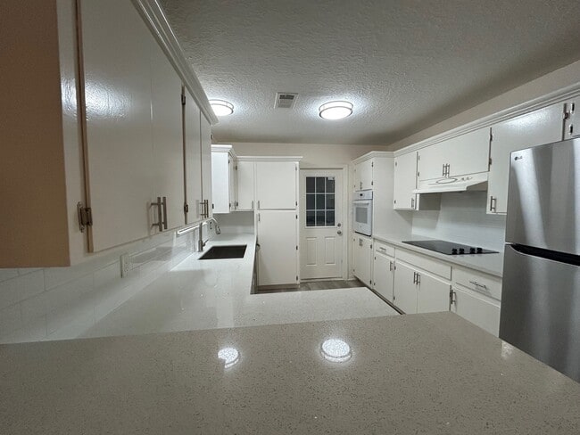 Building Photo - 3210 Valley Brook Dr