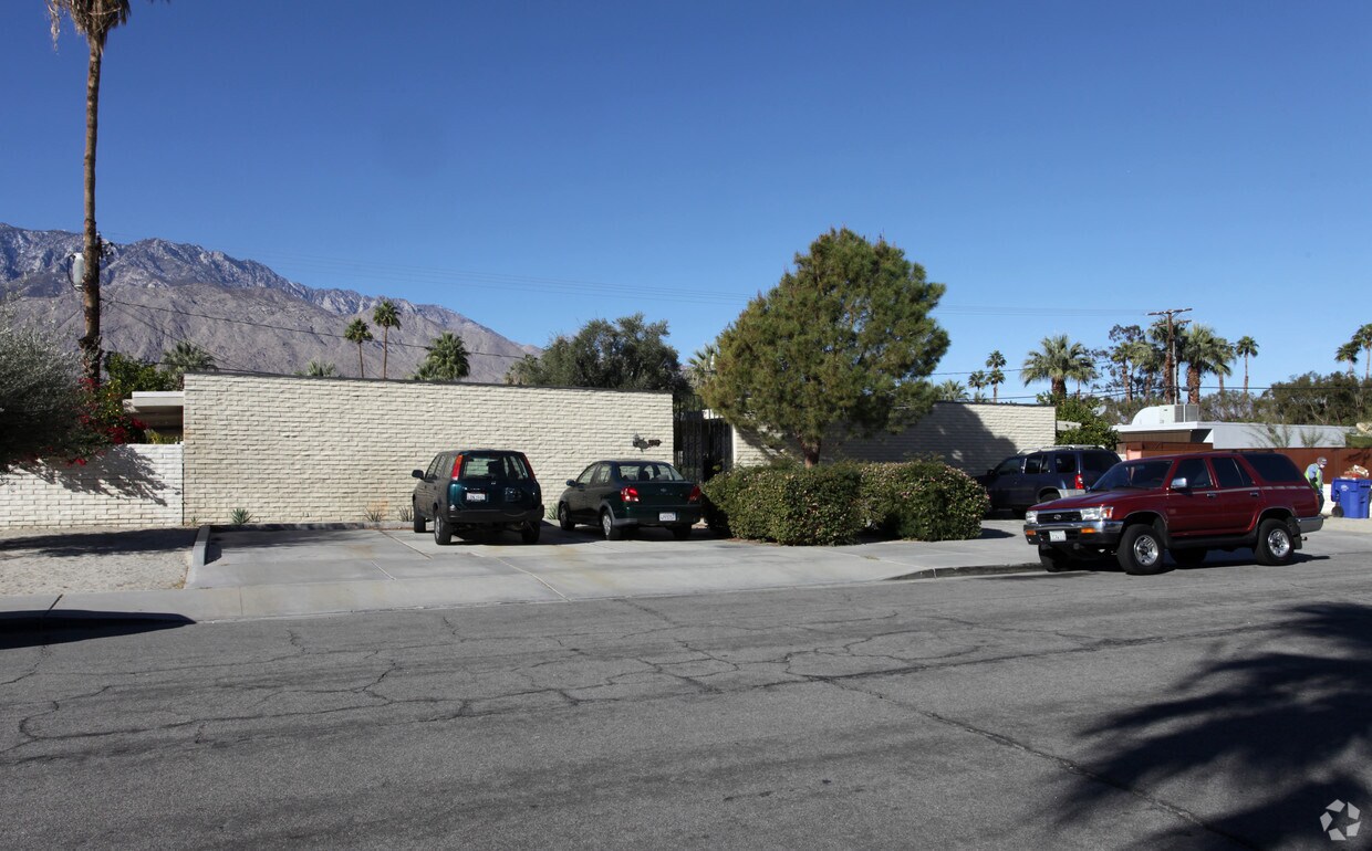 Primary Photo - 547 S Desert View Dr