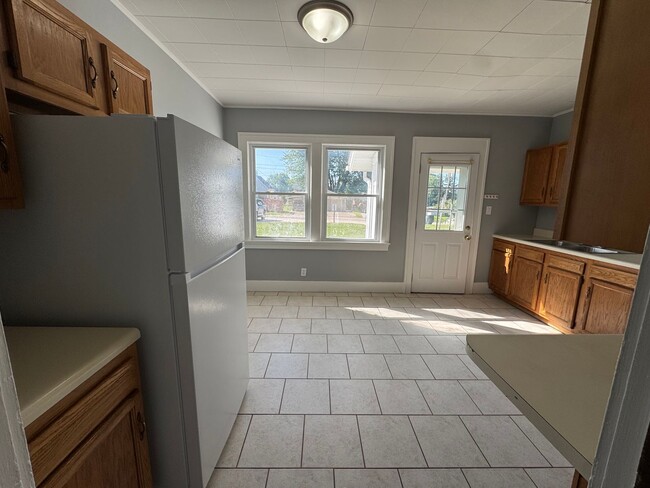 Building Photo - For Rent – Pet-Friendly 2 Bed, 1 Bath Town...