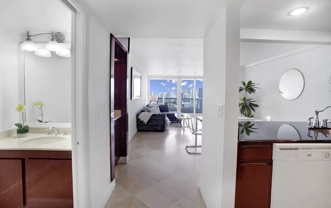 Building Photo - 1717 N Bayshore Dr