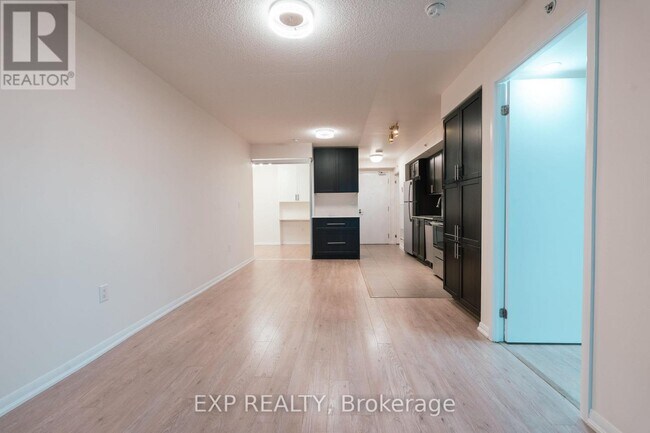 Photo du bâtiment - 830 Lawrence Ave W