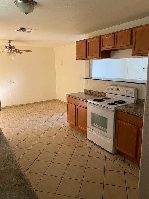 Foto del edificio - 4 Bedroom House in the West Valley!