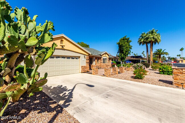 Building Photo - 7002 E Exmoor Dr