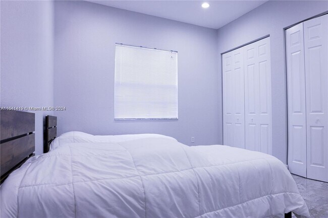 Building Photo - 3070 SW 44th St