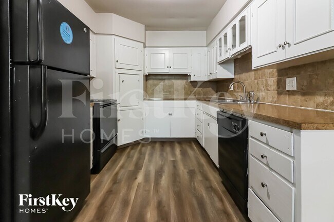 Building Photo - 607 NE Short St