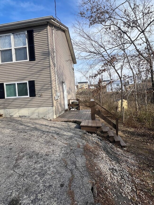 Building Photo - 4 bed 1.5 bath home close to I-44