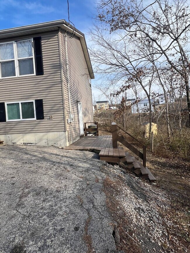 Foto del edificio - 4 bed 1.5 bath home close to I-44