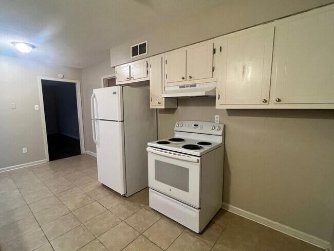 Foto del edificio - 3667 Hillbrook Rd