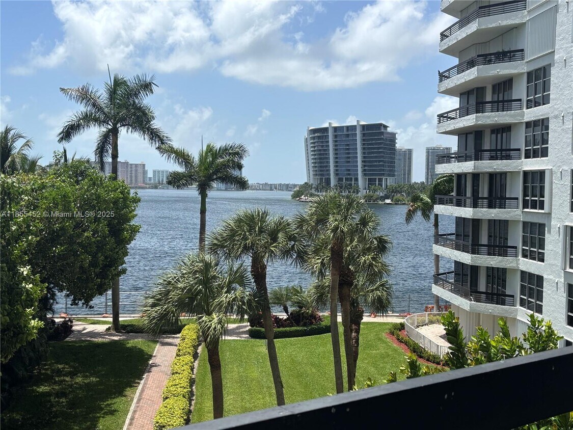 Foto principal - 3600 Mystic Pointe Dr