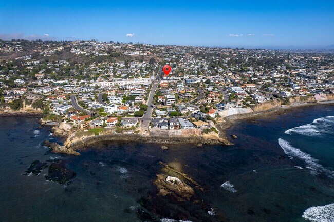 Foto del edificio - Beautiful Bird Rock 2 Br with W/D and Garage Parking ~ Amazing Location!