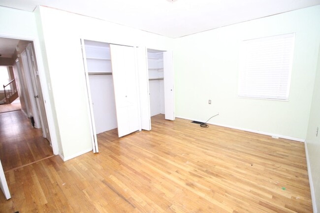 Building Photo - Adorable 3bdrm Downtown Bungalow.   Move in special----half off the first 2 months!!!!