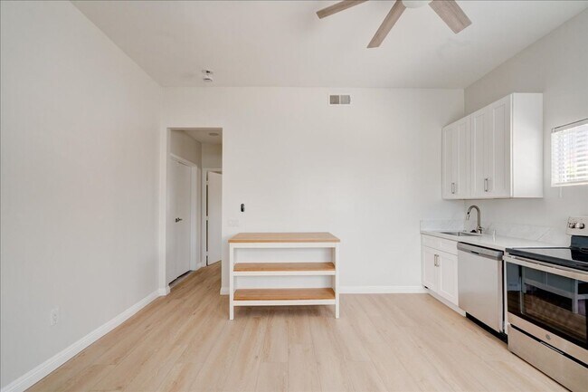 Foto del edificio - 4645-4647 Saratoga Avenue