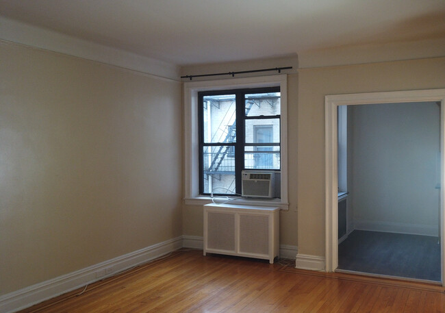 Living Room - 131 KENSINGTON Ave