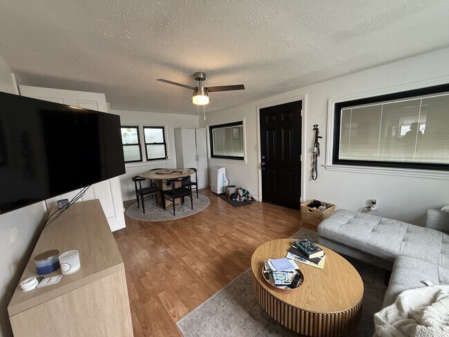 Foto del edificio - 295 E Whittier St