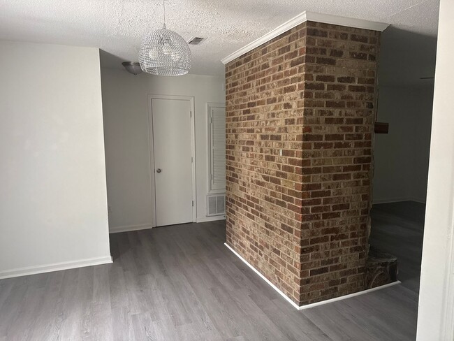 Building Photo - Updated Home Located off Deans Bridge Rd! ...