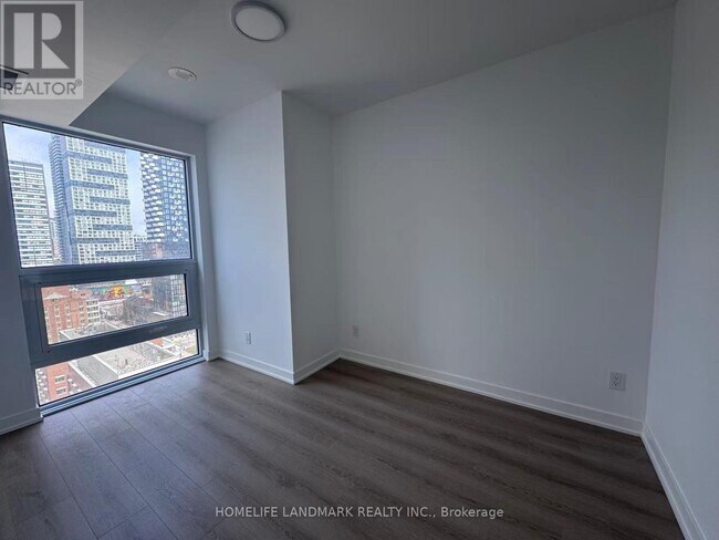 Photo du bâtiment - 100 Queen St E