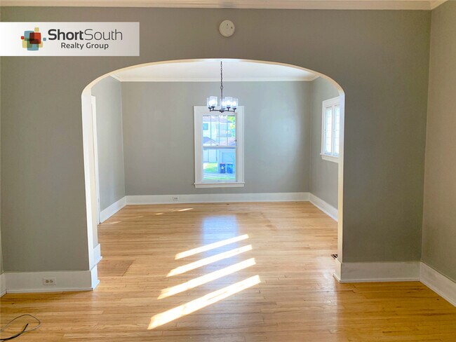 Building Photo - 3 Bed 1 Bath Home For Rent in East Grand R...