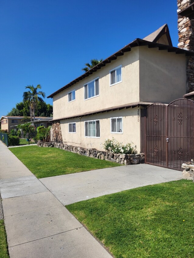 Primary Photo - 3550 Lynwood