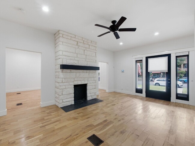 Foto del edificio - "Elegant 4-Bedroom 2.5-Bath Victorian Charm Meets Modern Luxury!"