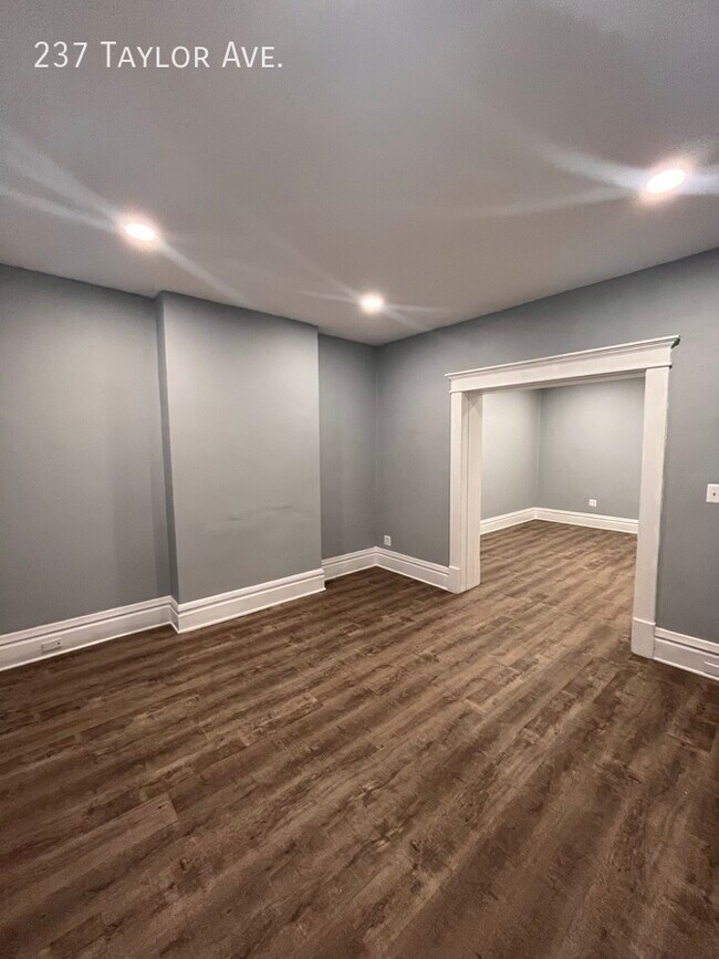 Foto del edificio - Renovated 3 Bedroom Townhome!