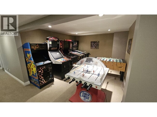 Building Photo - 376 Richard St