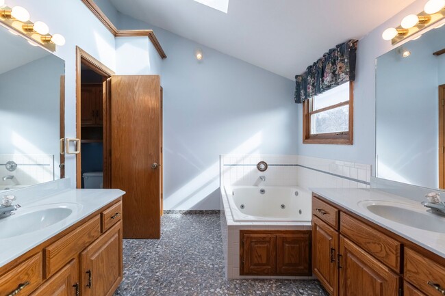 Building Photo - Great 4 bedroom house on acreage! Very Pri...