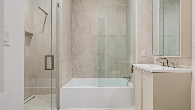 Foto del edificio - 250 W 49th St