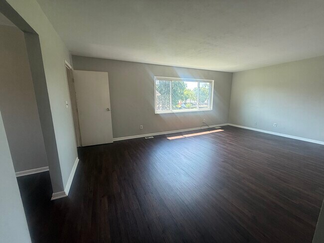 Foto del edificio - 2235 1/2 Iroquois St