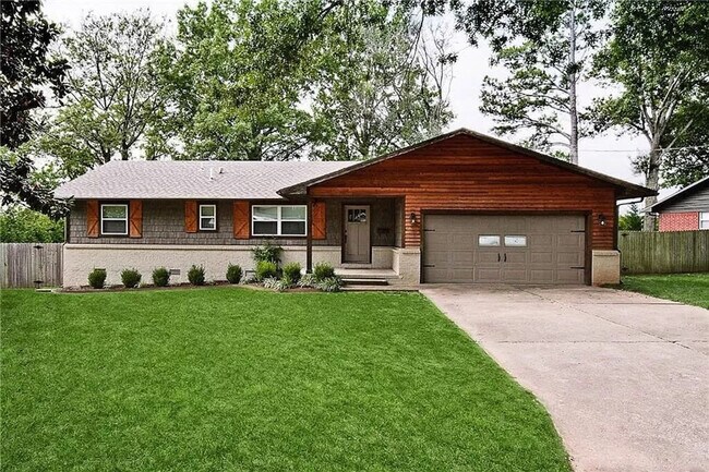 Building Photo - 305 NW H St