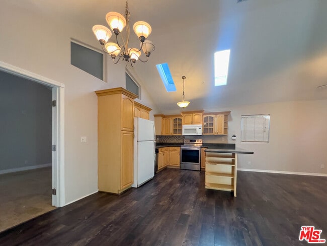 Building Photo - 15426 Camarillo St