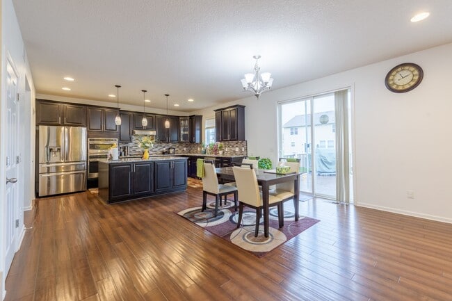 Building Photo - Rare 5 bed home in the heart of apple vall...