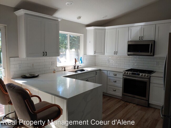 Building Photo - 4 br, 3 bath House - 1286 E Hoffman Ave