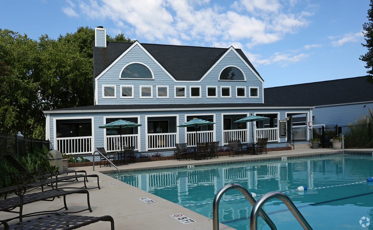 Primary Photo - Hampton Courts