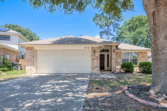 Building Photo - Spacious 3-Bedroom, 2-Bathroom Home with F...