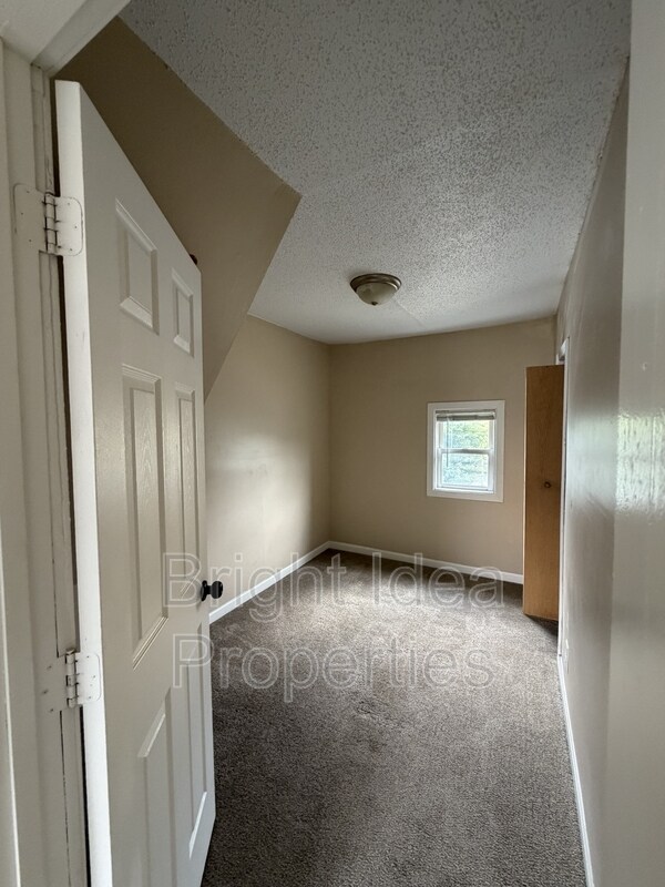 Building Photo - 1097 Suburban Ave E