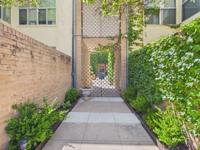 Building Photo - 1 bed/1 bath Condominium Ready for tenant!