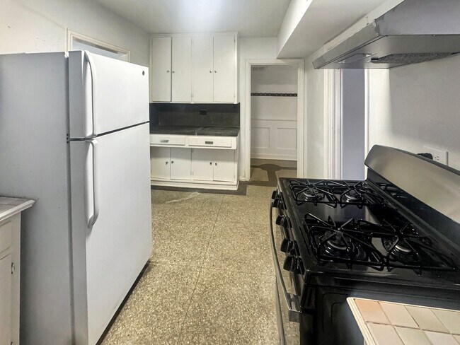 Building Photo - Alamo Heights Move In ready