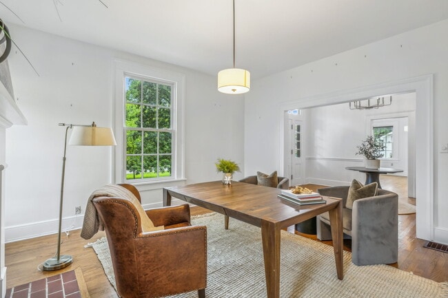 Building Photo - 2126 Sharondale Dr