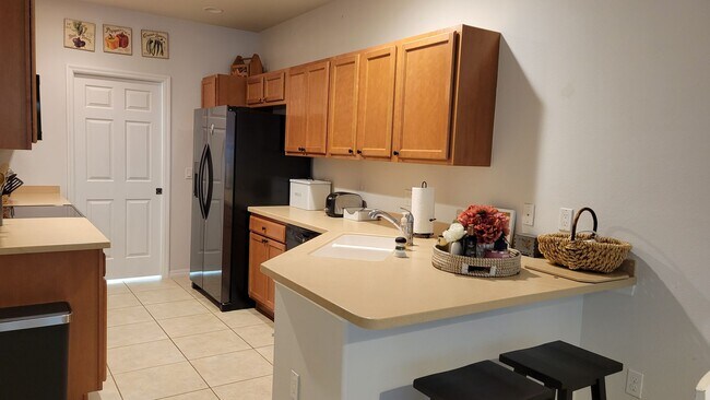 Building Photo - SEASONAL ONLY  3 bedroom, 2 1/2 bath townh...