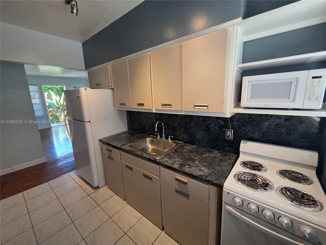 Foto del edificio - 8024 Harding Ave