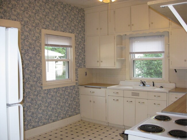 Building Photo - Charming Older Home with Tons of Character