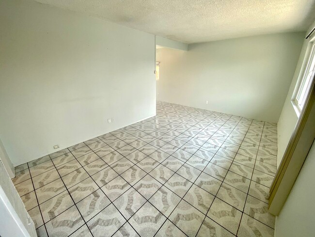 Foto del edificio - **Large 4 Bedroom, 2 Bathroom in East LA**